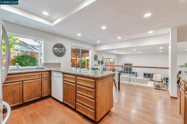 1372 Bent Tree Ln, Concord CA: https://media.crmls.org/mediaz/b868fb5b-19c7-44b4-ae70-d0a83c8e0c52.jpg