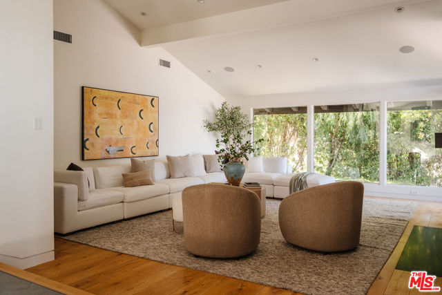 4 Buckboard Lane, Rolling Hills CA: https://media.crmls.org/mediaz/b869415e-756f-4f07-bdd2-19a43640d39d.jpg