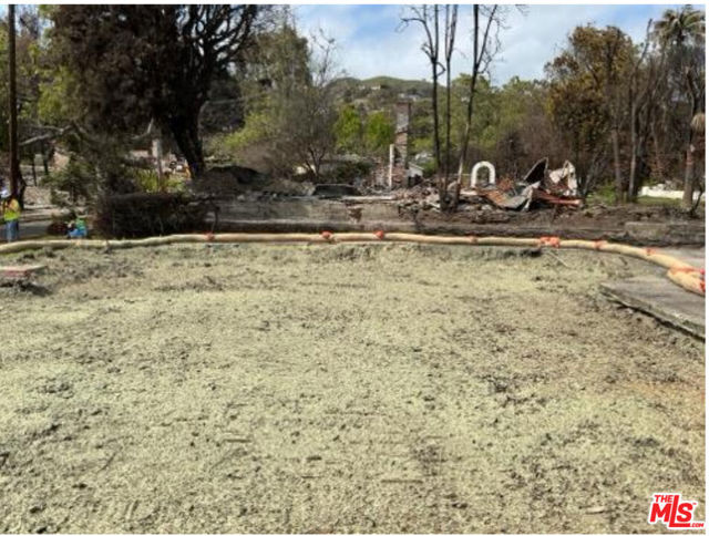 16327 Akron Street, Pacific Palisades CA: https://media.crmls.org/mediaz/b869a93b-3fbd-4c29-8417-36121570440c.jpg