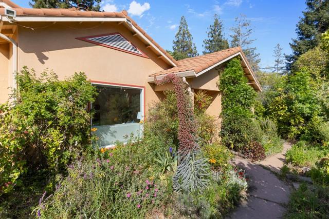 620 Olive Street, Menlo Park CA: https://media.crmls.org/mediaz/b869cdc6-6b35-4811-86fb-953f002db64c.jpg