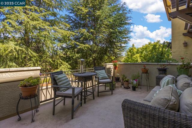 26 Warhol Way, Pleasant Hill CA: https://media.crmls.org/mediaz/b869eb80-76c7-442a-83e4-4ef42e2633b1.jpg