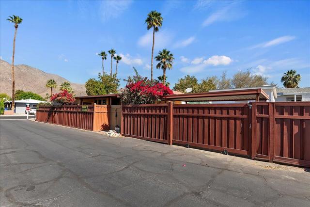 4 Arapaho Street, Palm Springs CA: https://media.crmls.org/mediaz/b86a7aa0-891e-49a3-9d16-cd07ca5e3f78.jpg