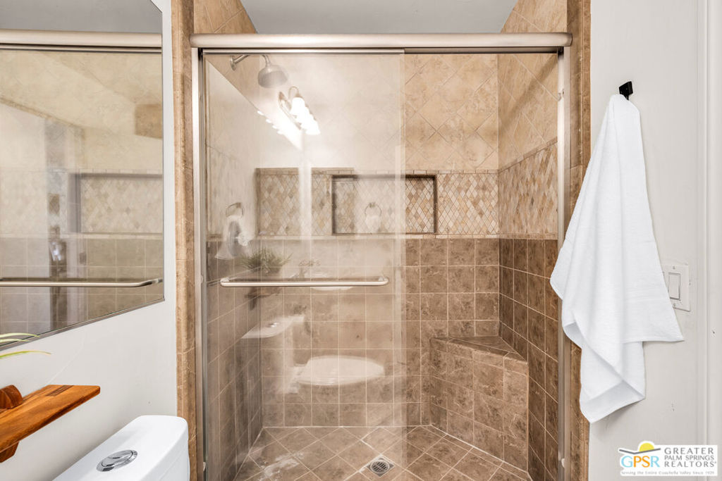 https://media.crmls.org/mediaz/b86b36ec-8894-4216-9c8f-f4fb48ccad47.jpg?preset=X-Large