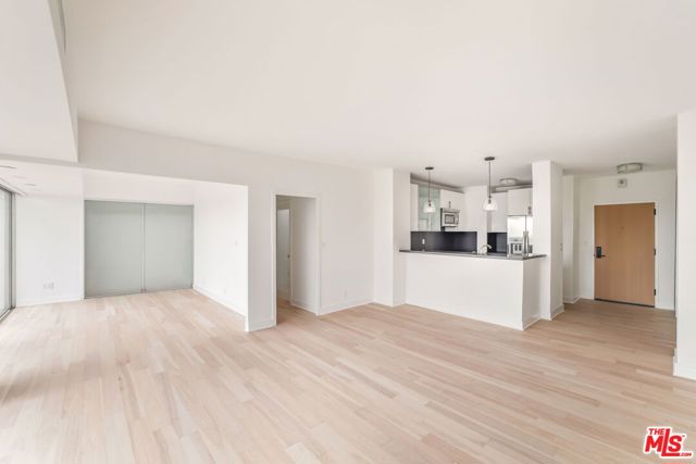 999 N Doheny Drive, West Hollywood CA: https://media.crmls.org/mediaz/b86b47df-2222-4b73-b8d6-c16dd0ce1280.jpg