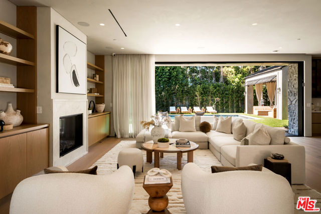 4165 Nagle Avenue, Sherman Oaks CA: https://media.crmls.org/mediaz/b86bd82c-21c7-4fc1-bef7-b5d7ba6880c7.jpg