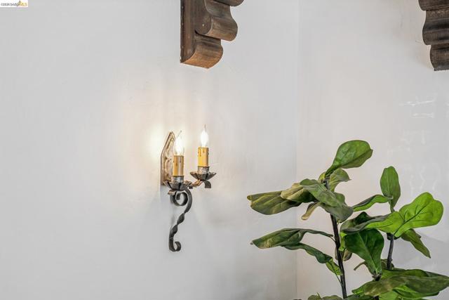 21 Portsmouth Road, Piedmont CA: https://media.crmls.org/mediaz/b86bdccd-3a7b-481f-b2c1-e5673658ca5e.jpg