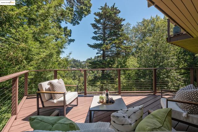 2560 Carisbrook Dr, Oakland CA: https://media.crmls.org/mediaz/b86d10ec-d18a-4e87-be13-000ee465f787.jpg