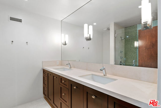 15514 CASIANO Court, Los Angeles CA: https://media.crmls.org/mediaz/b86dee7b-7876-431f-9cba-9e35997115ea.jpg