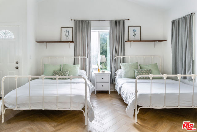 554 Mountain Green Drive, Calabasas CA: https://media.crmls.org/mediaz/b86e45f8-3cf9-4424-9e48-e63f426bc59f.jpg