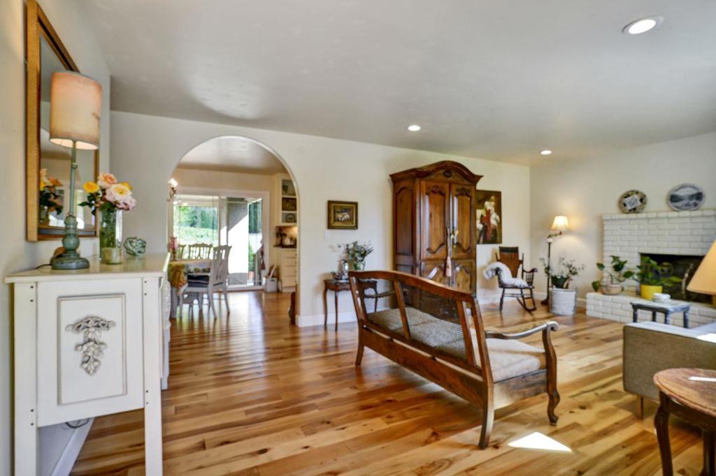 https://media.crmls.org/mediaz/b86e6900-3599-4d4a-be50-fbc3666440e0.jpg?preset=X-Large