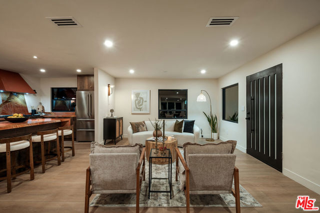579 Crane Boulevard photo 10