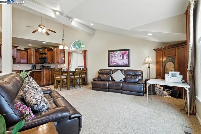 21798 Independent School Rd, Castro Valley CA: https://media.crmls.org/mediaz/b86edf31-da90-48a6-ad42-c4f4f851c9a5.jpg