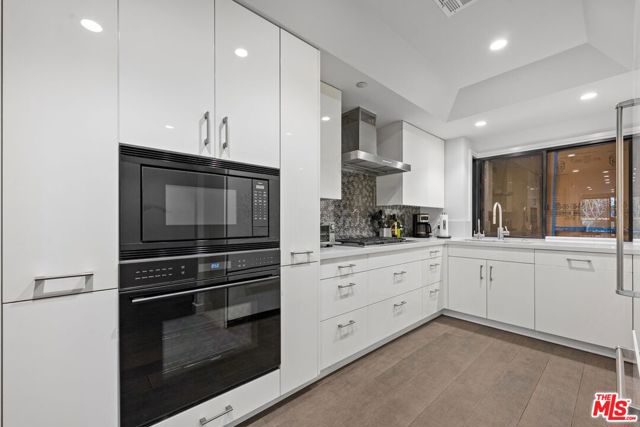 701 Ocean Avenue, Santa Monica CA: https://media.crmls.org/mediaz/b8719f8b-c023-4088-a2d5-a7a37ad6c2e1.jpg