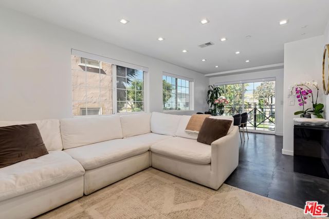1521 S HAYWORTH Avenue, Los Angeles CA: https://media.crmls.org/mediaz/b8723820-7830-4077-a9e2-16f6a1cdb90d.jpg