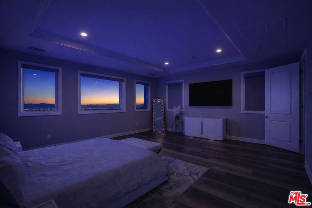 https://media.crmls.org/mediaz/b872ddd2-649c-425e-9130-58bb6f29fef7.jpg?preset=X-Large
