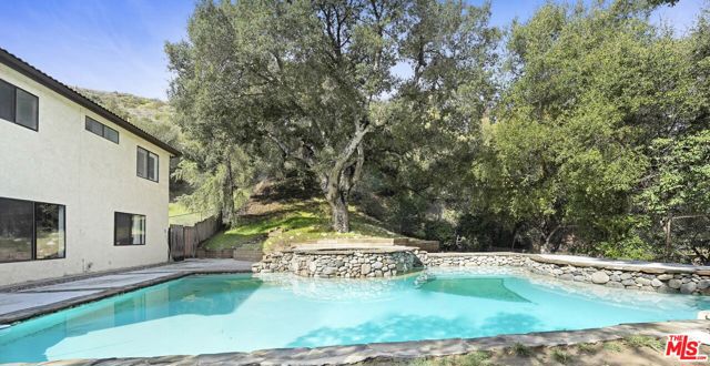 4911 Calle Robleda, Agoura Hills CA: https://media.crmls.org/mediaz/b8730dbd-6f4b-44be-9c9e-9f1f9ff4483e.jpg