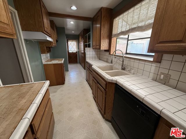 2952 Midvale Avenue, Los Angeles CA: https://media.crmls.org/mediaz/b873691d-1c88-40c3-8e67-e24f325030a2.jpg
