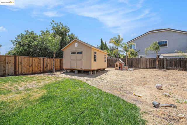 140 Ridge Crest Ct, Oakley CA: https://media.crmls.org/mediaz/b873b4cd-865b-443a-a7d0-32d56886c219.jpg