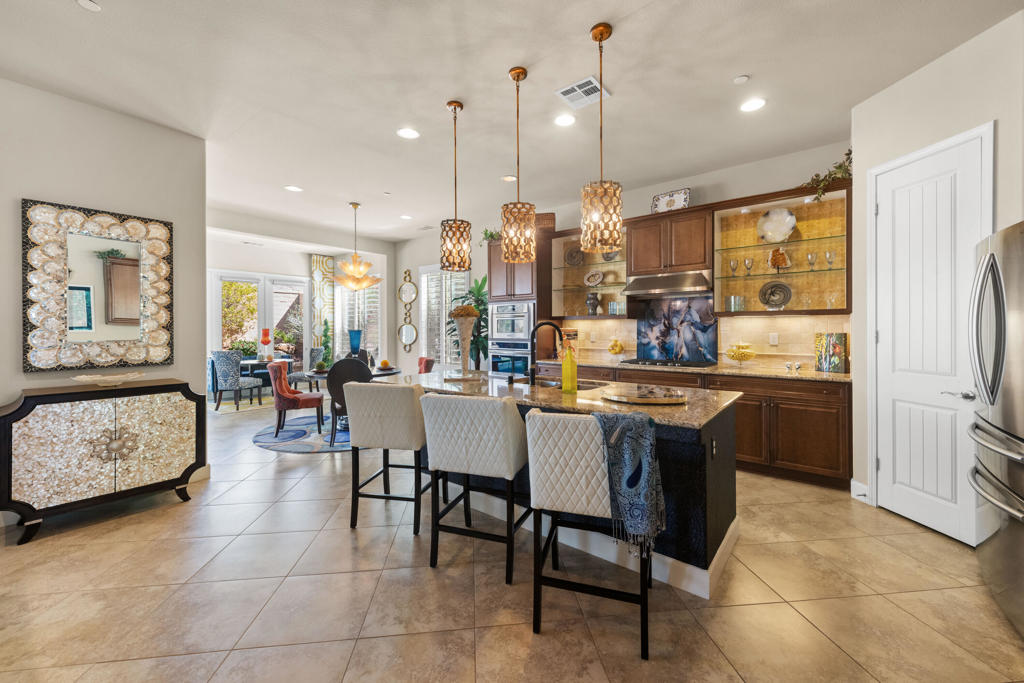 81390 Avenida Montura