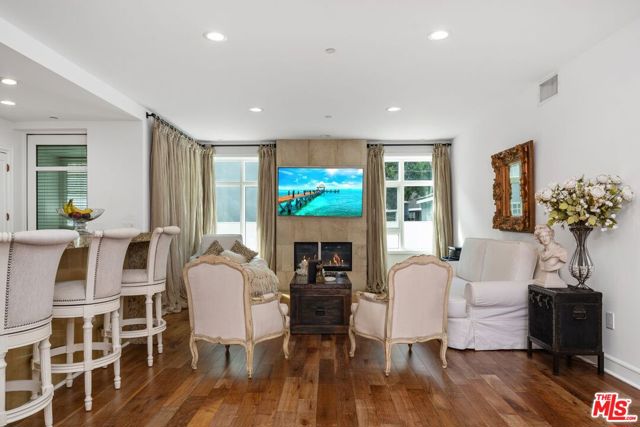 447 N Doheny Drive, Beverly Hills CA: https://media.crmls.org/mediaz/b874a32f-5d74-470a-83f1-b96676448f66.jpg