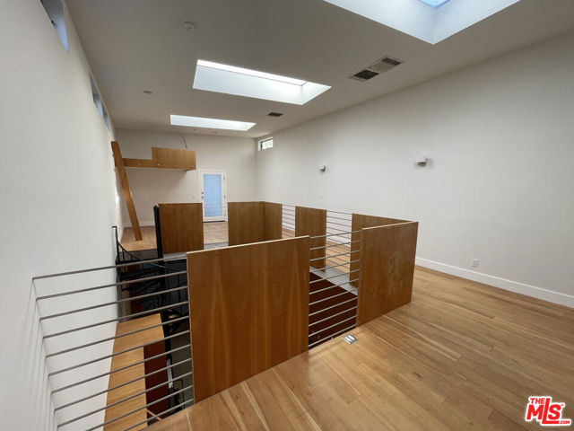 555 Rose Avenue, Venice CA: https://media.crmls.org/mediaz/b874f2a5-2a37-4a27-9599-a95bcd83a6ff.jpg