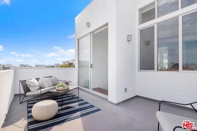 4151 Redwood Avenue, Los Angeles CA: https://media.crmls.org/mediaz/b875595d-3679-4e96-b610-8f61903bc107.jpg