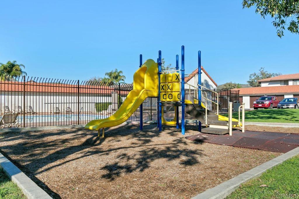 https://media.crmls.org/mediaz/b87692d5-8db9-4c79-a5a5-17f842aac660.jpg?preset=X-Large