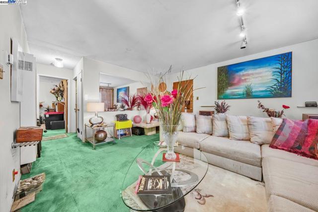 1738 7Th St, Berkeley CA: https://media.crmls.org/mediaz/b8775361-a09a-4f3d-8153-252d73930b00.jpg