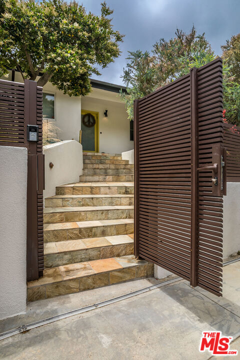 6570 Lakeridge Road, Los Angeles CA: https://media.crmls.org/mediaz/b8782406-336c-4208-a3d0-8ce9cbd71cf3.jpg