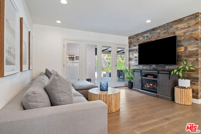 4909 Encino Terrace, Encino CA: https://media.crmls.org/mediaz/b87837c1-5f60-4930-a4c1-46c256379794.jpg