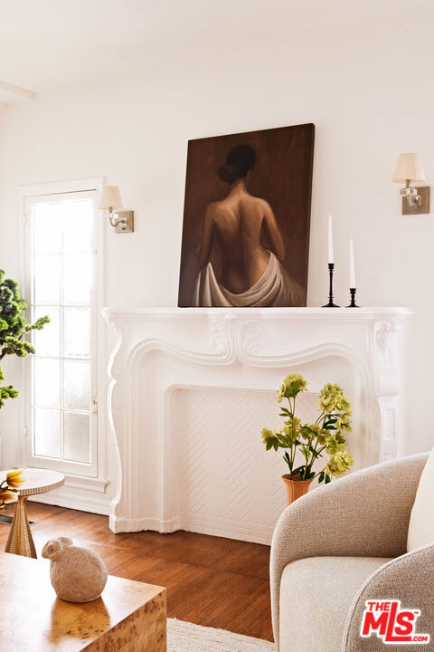 363 S Doheny Drive, Beverly Hills CA: https://media.crmls.org/mediaz/b87b2cdb-6a26-47c1-9f54-ea625cb4f269.jpg