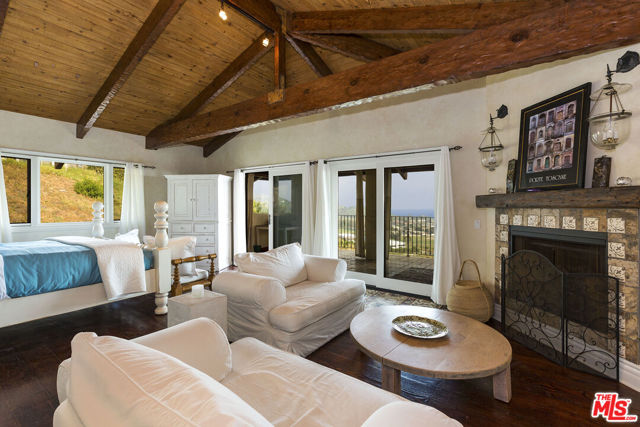 3504 Coast View Drive, Malibu CA: https://media.crmls.org/mediaz/b87c8622-bbc9-4c8b-b9e8-6191a707eddb.jpg