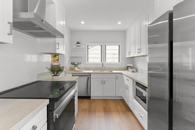 503 Rosemont St, La Jolla CA: https://media.crmls.org/mediaz/b87ca27d-9a7d-4749-b40b-0a12d6380f63.jpg