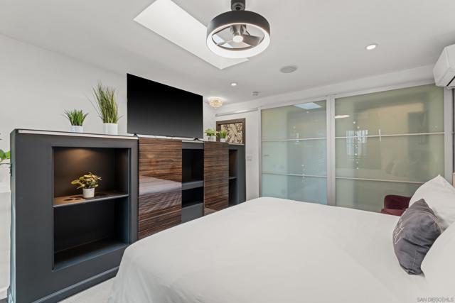 1521 Kettner Blvd, San Diego CA: https://media.crmls.org/mediaz/b87d2562-d800-43a3-a6db-ef18e4cfaf1d.jpg