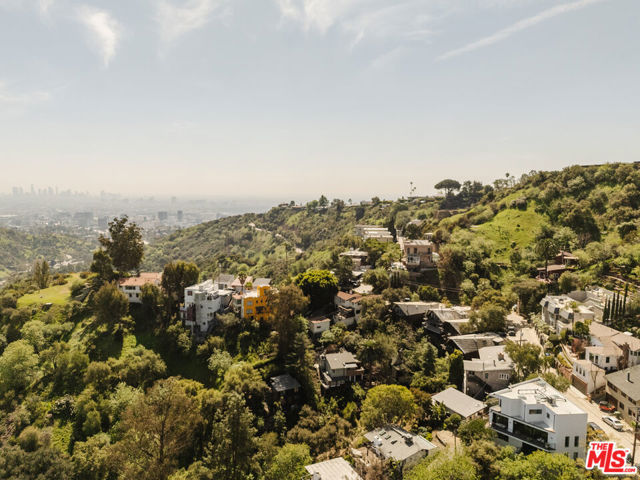 6894 Pacific View Drive, Los Angeles CA: https://media.crmls.org/mediaz/b87da263-f606-4187-8d5b-9b46ebf5ac9e.jpg