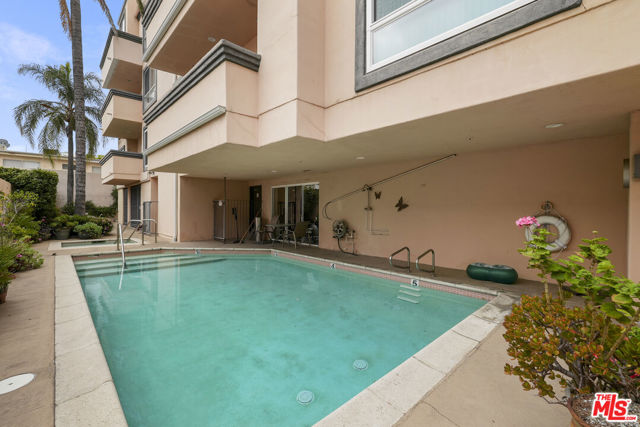 5224 Zelzah Avenue, Encino CA: https://media.crmls.org/mediaz/b87e4952-afd4-4dc5-be5d-c5e719aea5ce.jpg