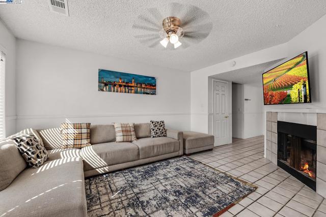 106 Fieldstone Way, Vallejo CA: https://media.crmls.org/mediaz/b87ef619-ae6b-427f-a160-234a10a644ee.jpg
