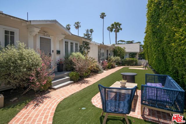 1047 9th Street, Santa Monica CA: https://media.crmls.org/mediaz/b87f1858-829a-4525-8133-4611bfd144ce.jpg