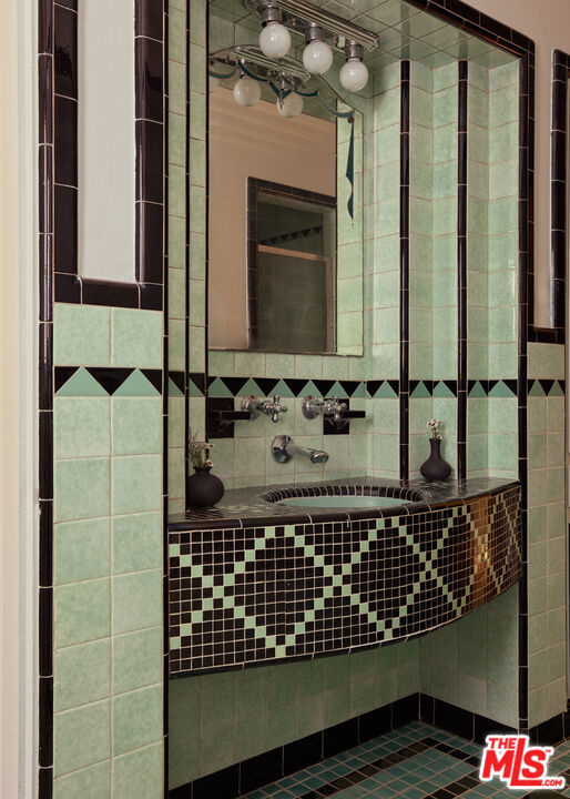 6401 San Vicente Boulevard, Los Angeles CA: https://media.crmls.org/mediaz/b8816ef3-0d86-4c8f-88a1-54d1ab495c60.jpg