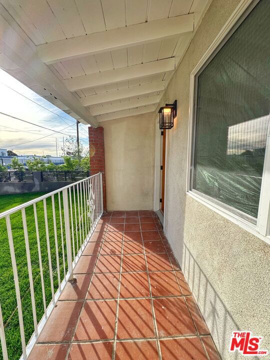 619 Elm Avenue, Inglewood CA: https://media.crmls.org/mediaz/b881dea8-4125-4cdf-9369-c4df6a60594d.jpg