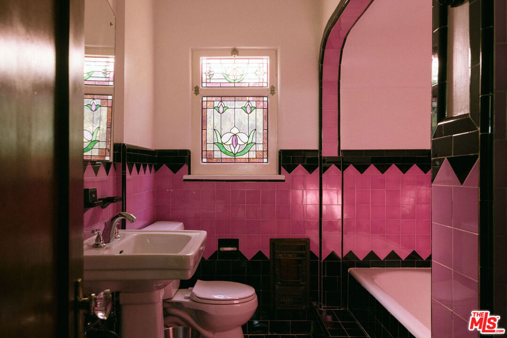 https://media.crmls.org/mediaz/b8823cd5-7429-47d3-a22a-27ea5f91814b.jpg?preset=X-Large