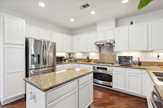 28514 Gulfport Circle, Hayward CA: https://media.crmls.org/mediaz/b8824055-5adc-465b-b892-0e27bc5df499.jpg