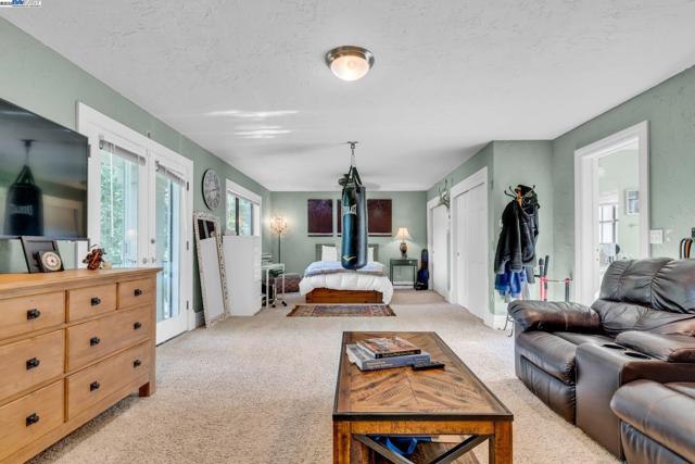 219 Valley Oaks Dr, Alamo CA: https://media.crmls.org/mediaz/b8837647-df1b-4b20-bc12-bcb980a3f532.jpg