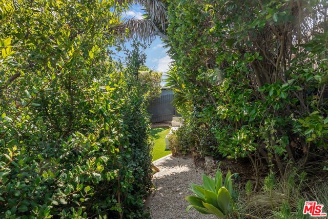 12400 Deerbrook Lane, Los Angeles CA: https://media.crmls.org/mediaz/b883a366-3154-45b2-b856-163d7c9a24ca.jpg