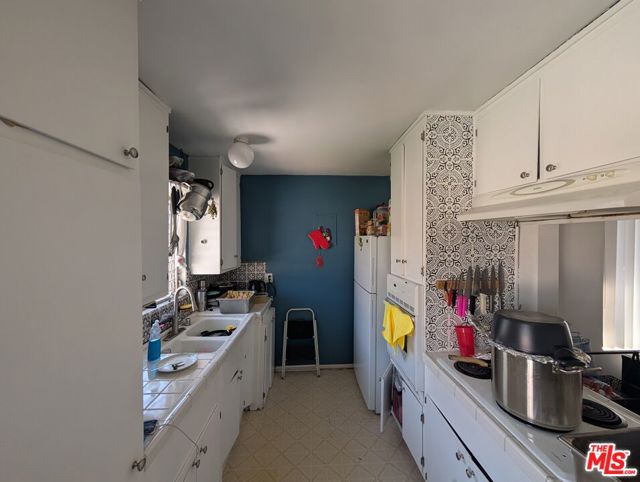 2120 Carmona Avenue, Los Angeles CA: https://media.crmls.org/mediaz/b883c61f-7f1d-4741-8f68-9502eae49dbb.jpg