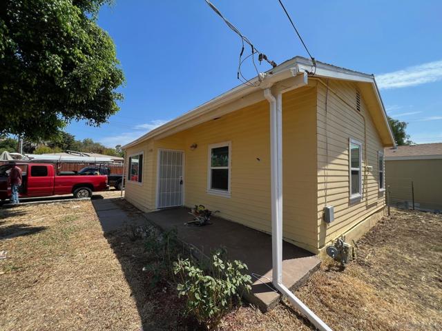 8975 Lamar St, Spring Valley CA: https://media.crmls.org/mediaz/b883ecab-3cd9-4406-9667-e86b325fdc99.jpg