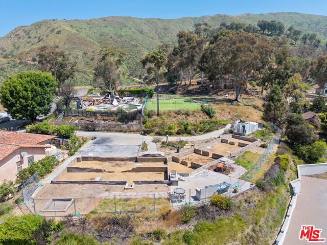 20740 Las Flores Mesa Drive, Malibu CA: https://media.crmls.org/mediaz/b8853f73-0322-4cde-8239-2dab2de7bedb.jpg