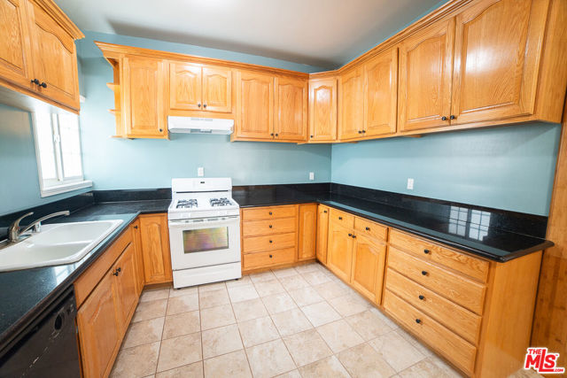 2400 Pacific Avenue, Venice CA: https://media.crmls.org/mediaz/b8867c21-57fd-4aed-8a56-a192a3502a82.jpg