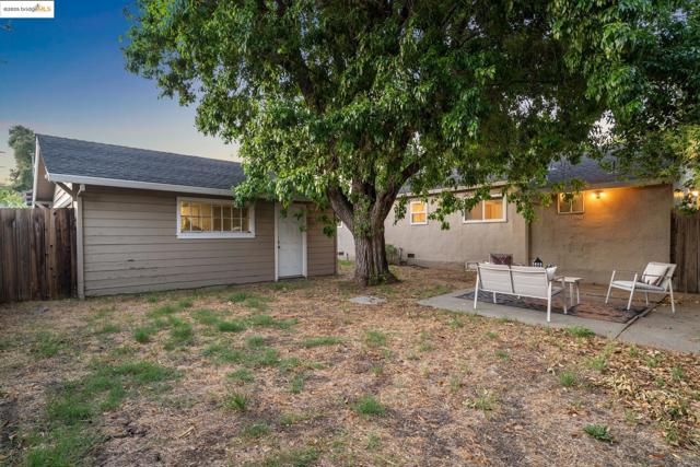2670 Crescent Dr, Concord CA: https://media.crmls.org/mediaz/b88746b6-f5a0-4cae-b25b-6c523d7d5cdf.jpg