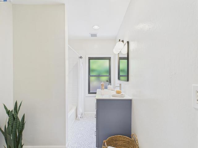 4418 Virginia Ave, Oakland CA: https://media.crmls.org/mediaz/b887c354-07dc-4c73-b3f9-2e9e025fda4e.jpg
